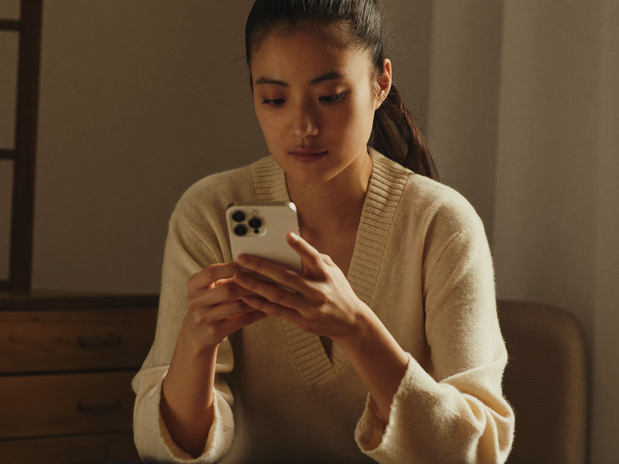 慎重にメッセージを確認する女性