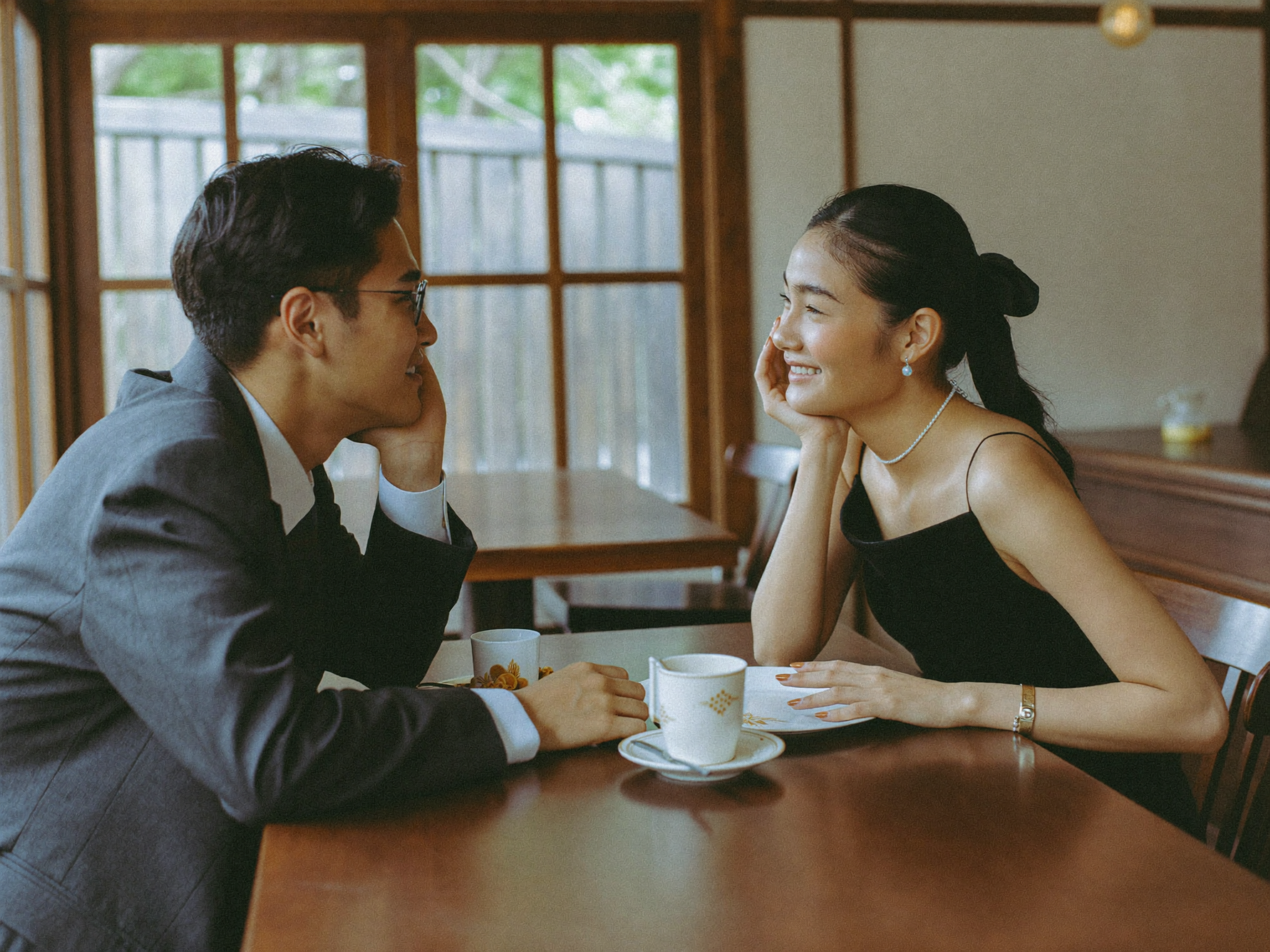 カフェで初デートをする男女