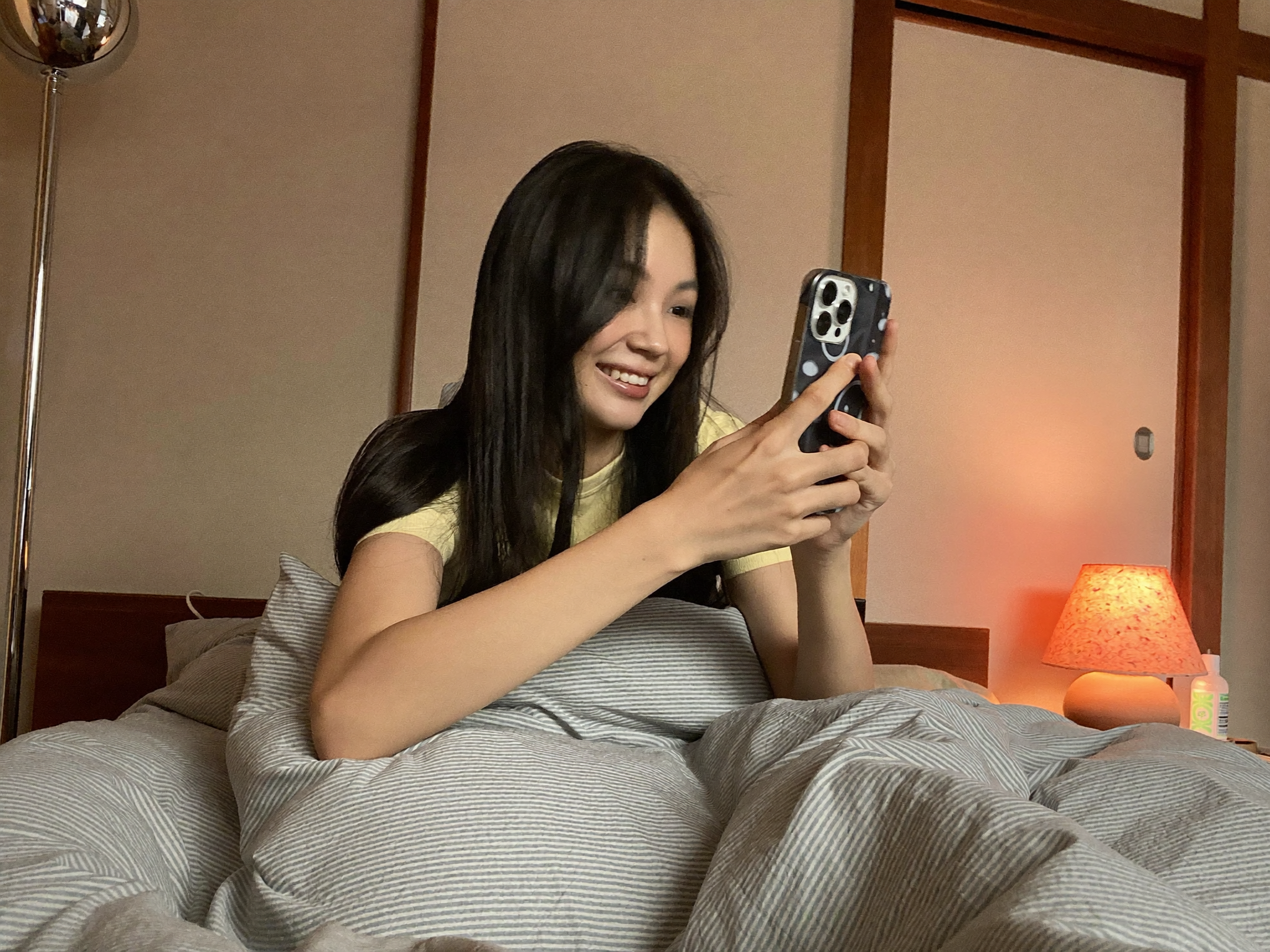 スマホでマッチングアプリを見る女性