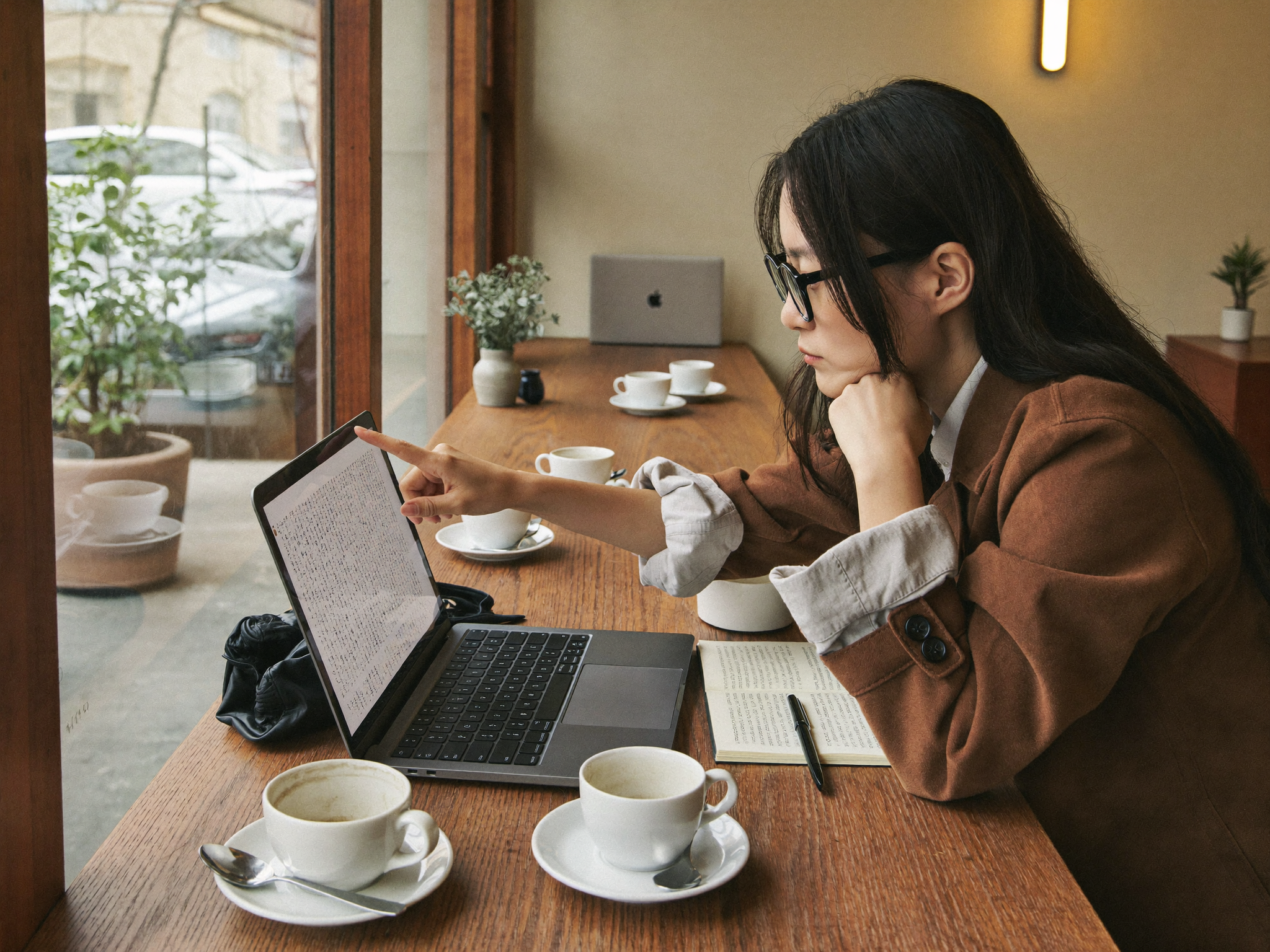 婚活・恋活サービスを比較検討する女性