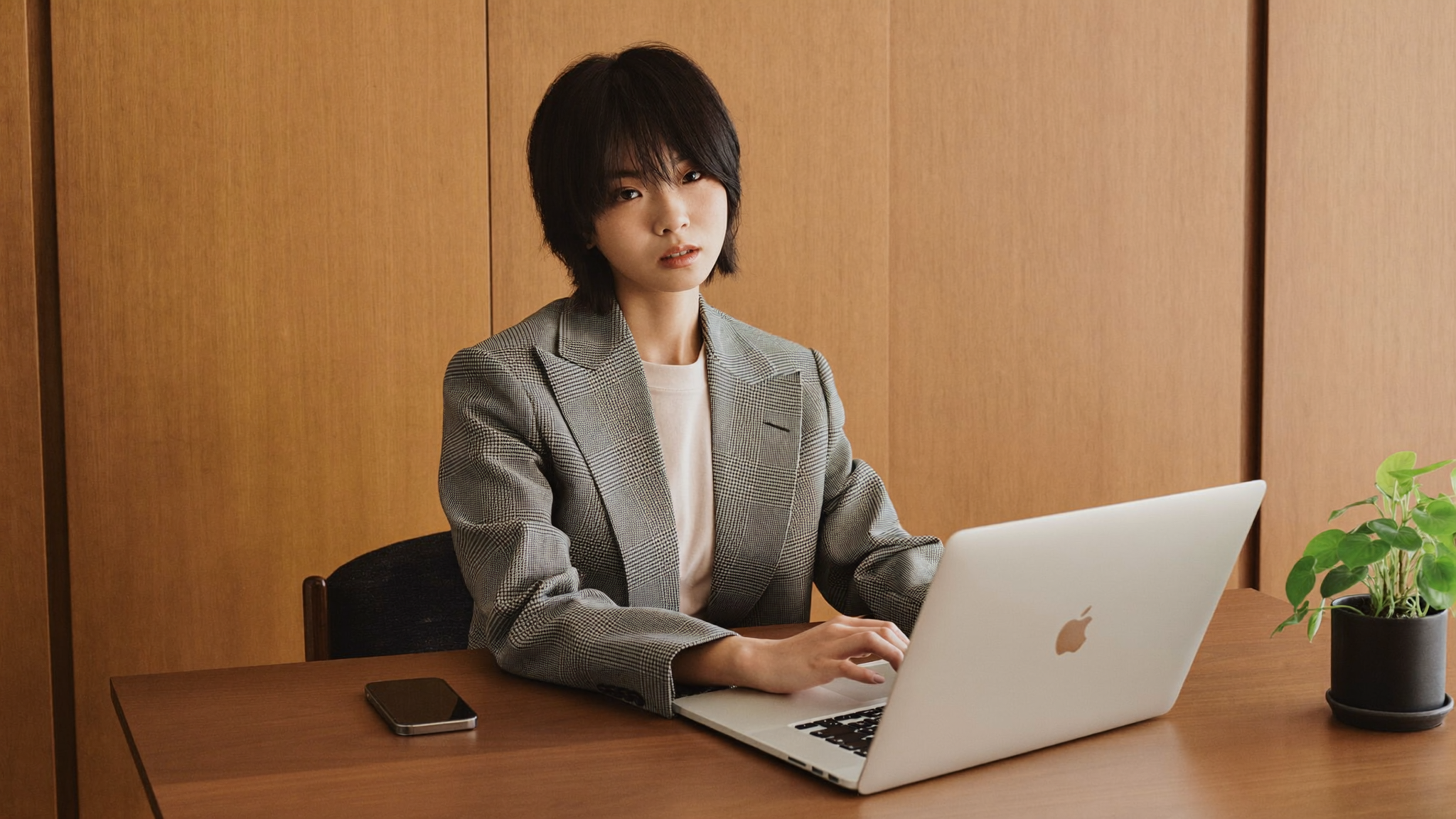 自宅で安全対策を調べる令和スタイルの女性